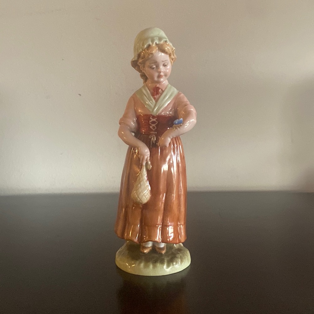 MERLI VINTAGE FIGURINE GIRL WITH A BUTTERFLY